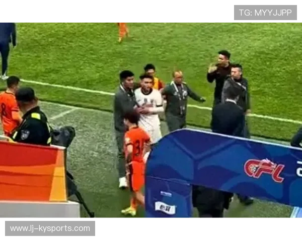 球迷从看台上扔下披萨，球员边跑边吃被赞“多任务处理大师”